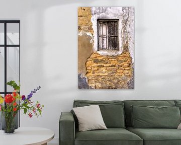 Raam in vervallen gepleisterde muur van Artstudio1622