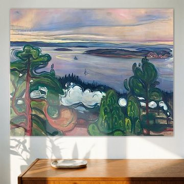 La mer au-delà des pins sur Nicholas McKenzie