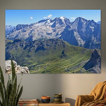 Marmolada mit ihrem Gletscher und Serpentinenstraße auf den Passo Pordoi von Tomherkules