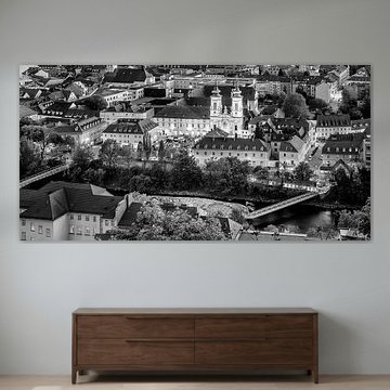 Grazer Mariahilferkirche und Murinsel am Abend – Panorama Monochrom