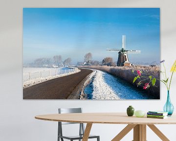 Hollandse molen in winters landschap van Inge van den Brande