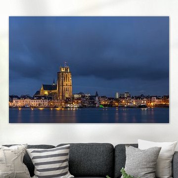 Skyline von Dordrecht mit der Grote Kerk während der blauen Stunde bei bedrohlichem Himmel von Mark den Boer
