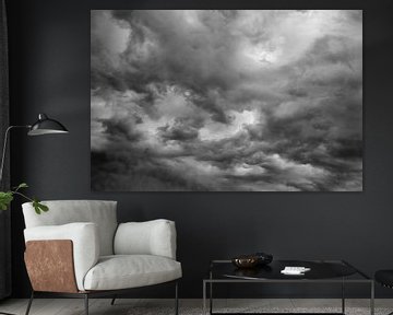 Donkere wolken in zwart wit van Mark Verheijen