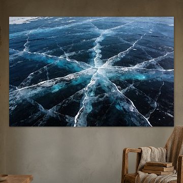 Gefrorener See – Eisrisse-Fotokunst in Tiefblau
