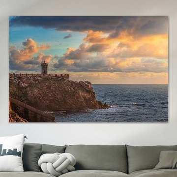 Leuchtturm auf der Piazza Bovio bei Sonnenuntergang in Piombino, Toskana