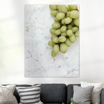 Grüne Trauben auf minimalistischem Marmor von MADK