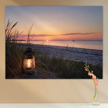 Een stormlantaarn in de duinen – zonsondergang op het strand van de Oostzee