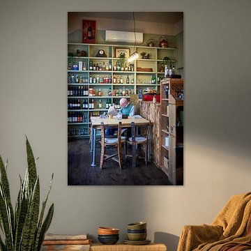 Lire le journal au café, à Strathpeffer, en Écosse. sur André Bouterse