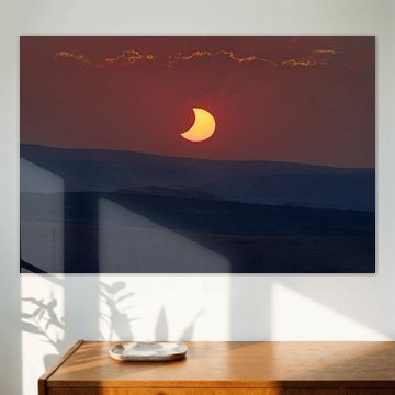 Un coucher de soleil spectaculaire et un moment d'éclipse solaire à Teruel, en Espagne