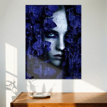 Indigo Enigma - Portrait gothique mystique avec craquelures bleu nuit et texture plâtre