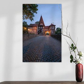 De historische Rödelseer-poort in Iphofen bij zonsopgang