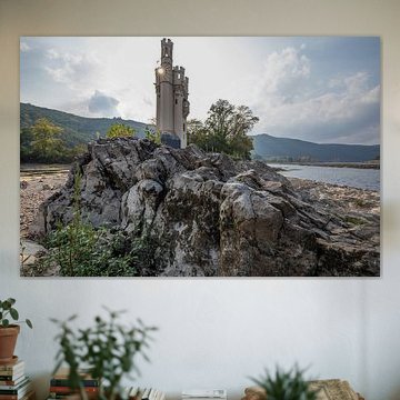 Sprookjesachtige Mäuseturm bij Bingen aan de Rijn in tegenlicht