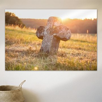Croix de pierre historique dans la lumière dorée du couchant sur Jiri Viehmann