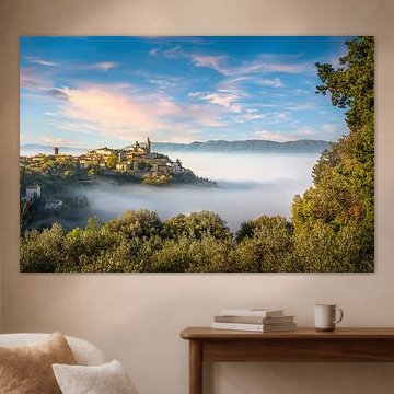 Das historische Dorf Trevi in Umbrien im Morgennebel von Stefano Orazzini