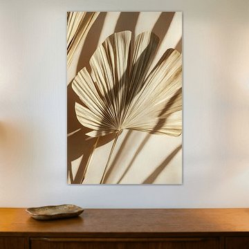 Getrocknetes Fächer-Palmblatt im warmen Licht – Boho Schattenspiel von Dave Schloffi