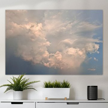 Minimalistische Cumulus Wolkenlucht in Zomertoon van Csilla Szakál