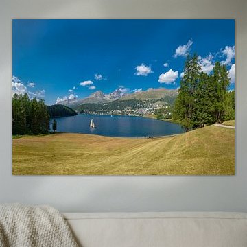 Segelboot auf dem St. Moritzer See, Blick auf die Berge Piz Nair und Alp Suvretta, St. Moritz, Engad von Rene van der Meer
