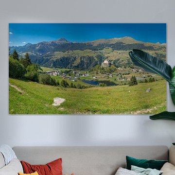 Vue sur le château de Tarasp, le village de Tarasp et le lac de Tarasp, Tarasp, Engadine, Grisons, Suisse