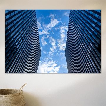 Gratte-ciel sous un ciel parsemé de nuages de beau temps sur Your Happy Life