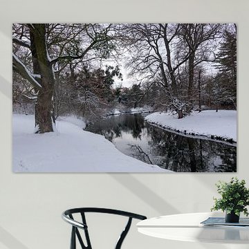 Rêverie hivernale paisible - Un ruisseau recouvert de neige pour une chambre à coucher minimaliste et zen