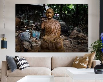 Houten Budha beeld in achtertuin van dump von Wout Kok