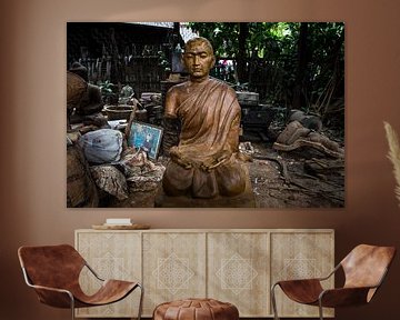 Hölzerne Budha-Statue im Hinterhof einer Müllkippe von Wout Kok