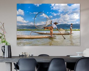 Fischer mit traditionellen Boot auf dem See Inle in Myanmar. Es ist ein traditionelles, aber sehr al von Wout Kok