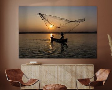 Fischer auf dem Fluss in der Nähe von Mandalay in Myanmar. Altmodische Art und Weise der Fischerei.  von Wout Kok