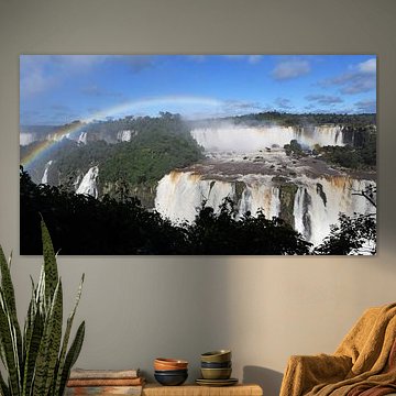 Die Iguazú-Wasserfälle an der Grenze zwischen Brasilien und Argentinien von Rini Kools