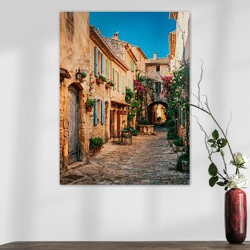 Petite rue ensoleillée et idyllique du sud de la France, avec une terrasse pleine de charme
