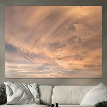 Goldener Sturmhimmel – Dramatische Himmelslandschaft mit warmem Schein von The Glint Factory