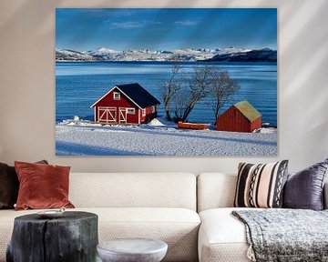 Winterlandschaft mit typischen rotem Hause an der schneebedeckten Kueste von Jürgen Ritterbach
