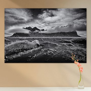 Stokksnes – Duinlandschap in nevel van Stedelijke landschappen - Rick Van der Poorten Fotografie