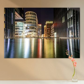 Eindrucksvoll beleuchtete moderne Architektur im Medienhafen Düsseldorf von Your Happy Life