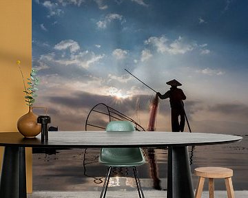 FISCHERS AT SUNRISE Vist AUF traditionelle Weg zum Inle See in Myanmar. Mit einem Korb wird der Fisc von Wout Kok