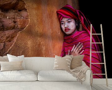 Meisje verkoopt katoenen sjaals bij de ruines van pagodes in Inl van Wout Kok