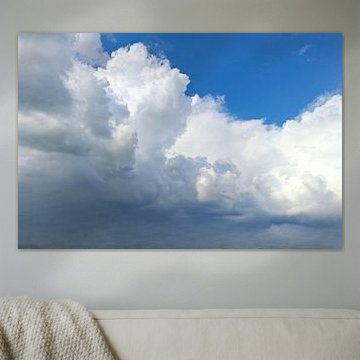 Sommerliche Dynamik – Imposante Cumuluswolke am blauen Himmel
