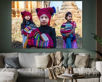 Drie meisjes verkopen katoenen sjaals bij de ruines van pagodes  van Wout Kok