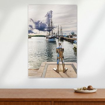 Blick über den Oslofjord auf Segelschiffe und eine Skulptur von Rico Ködder