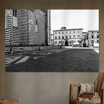 Vue sur la place autour de la cathédrale d'Orvieto.