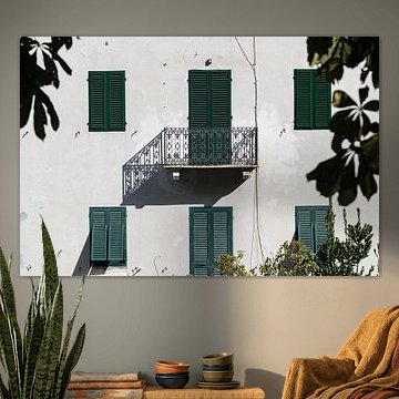 Balkon, dessen Schatten auf ein denkmalgeschütztes Gebäude in Lucca, Toskana, Italien, fällt. (Farbe) von André Blom Fotografie Utrecht