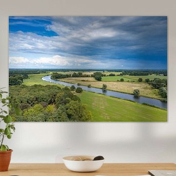 Die Landschaft entlang der Vecht an einem Sommertag mit dunklen Gewitterwolken von Sjoerd van der Wal Fotografie