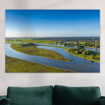Die Landschaft entlang der IJssel an einem Sommermorgen aus der Vogelperspektive von Sjoerd van der Wal Fotografie