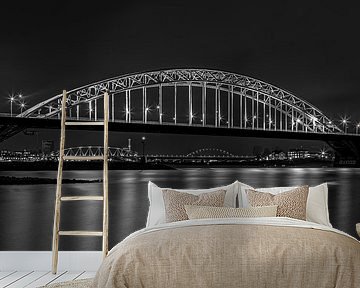 Waalbrug Nijmegen in de avond - zwart-wit van Tux Photography