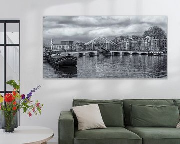 Die Magere Brücke und die Amstel in Amsterdam in schwarz-weiß von Tux Photography