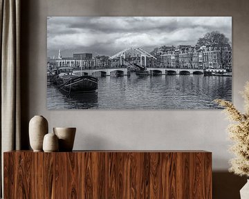 Die Magere Brücke und die Amstel in Amsterdam in schwarz-weiß von Tux Photography