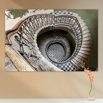Escalier en colimaçon avec balustrade décorative dans une villa abandonnée