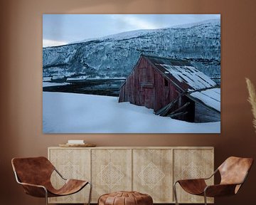 Houten chalet bij fjord in Hansness Noord Noorwegen van Dennis Wierenga