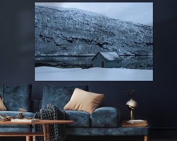 Houten hut bij fjord in Hansness Noord Noorwegen van Dennis Wierenga