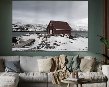 Houten vissershut bij een fjord op de eilanden Sommeroya and Hillesoya in Noord Noorwegen van Dennis Wierenga